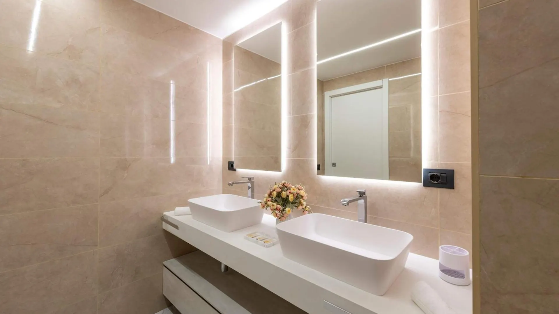 White House - San Babila Apartment Milan 0*,  Italy