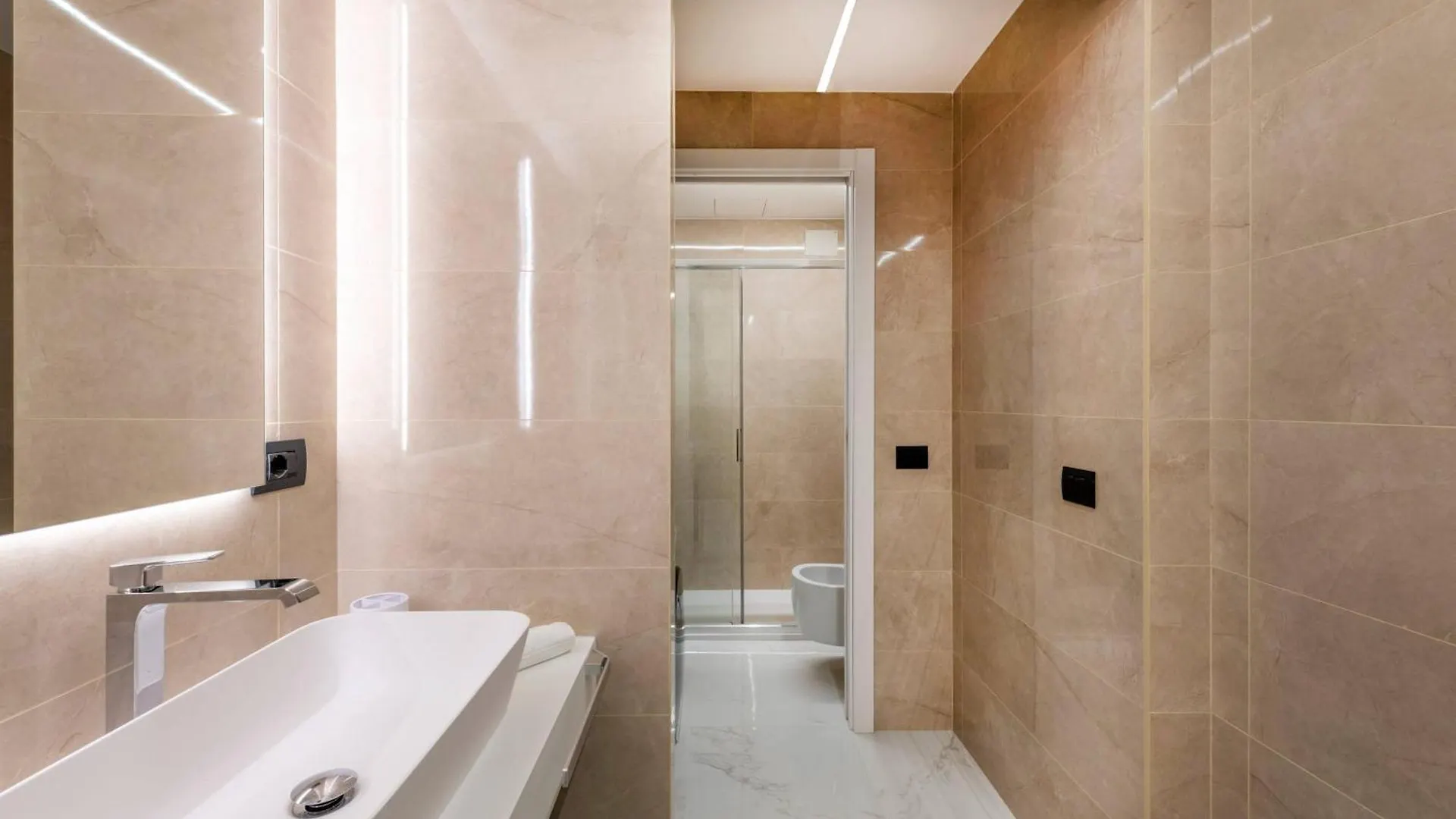 White House - San Babila Apartment Milan Italy