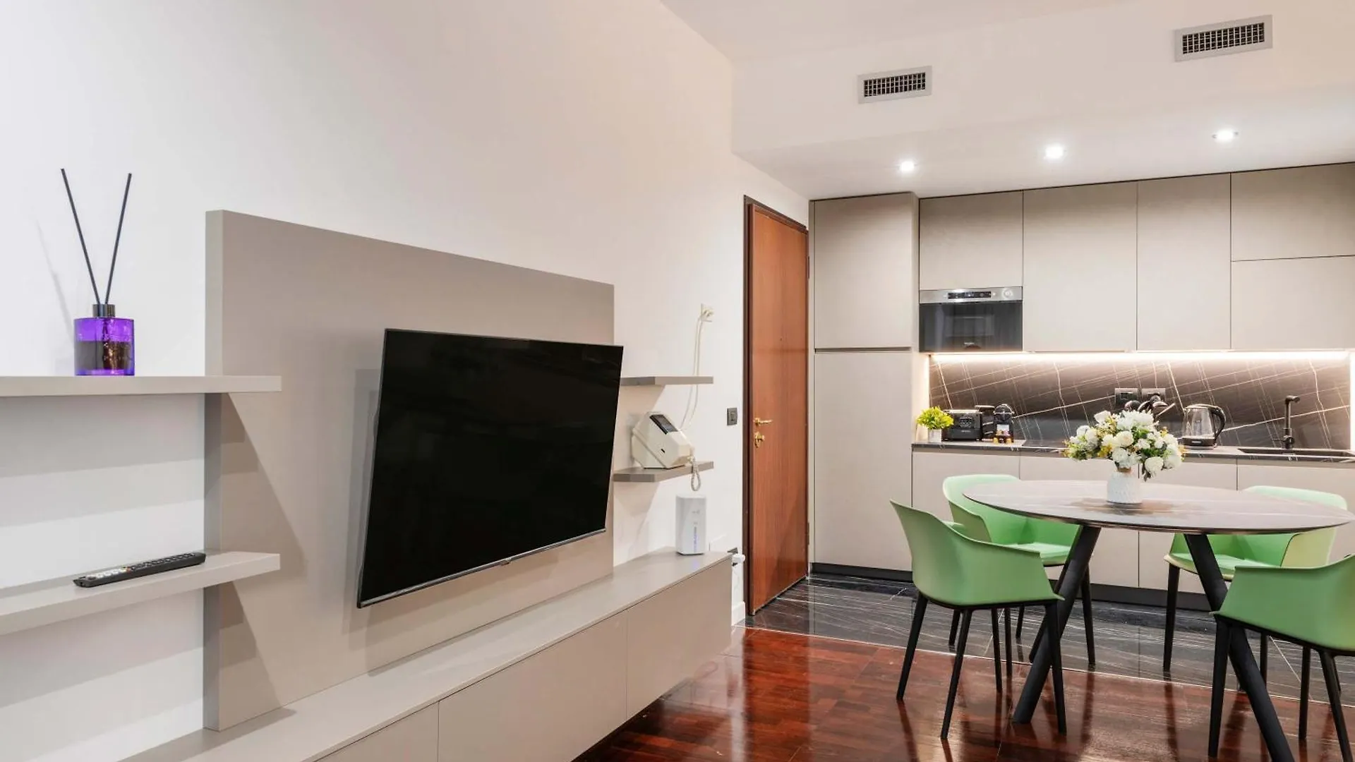 White House - San Babila Apartment Milan